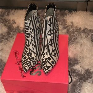 Red KISS pumps size 6.5